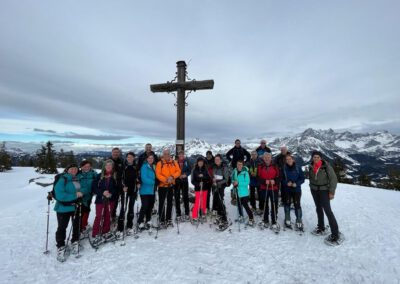 Ein Teil der OWK Schneeschuhtourengeher*innen am Gipfel des Roßbrand