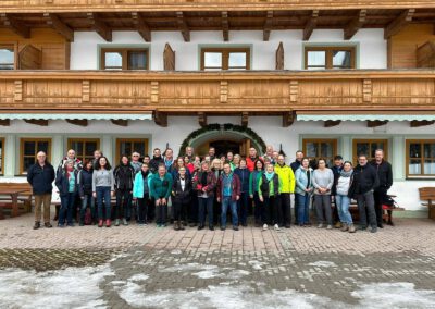 Die Winterurlauber der OWK Winterfreizeit vor dem Naturhotel Hammerhof in Filzmoos