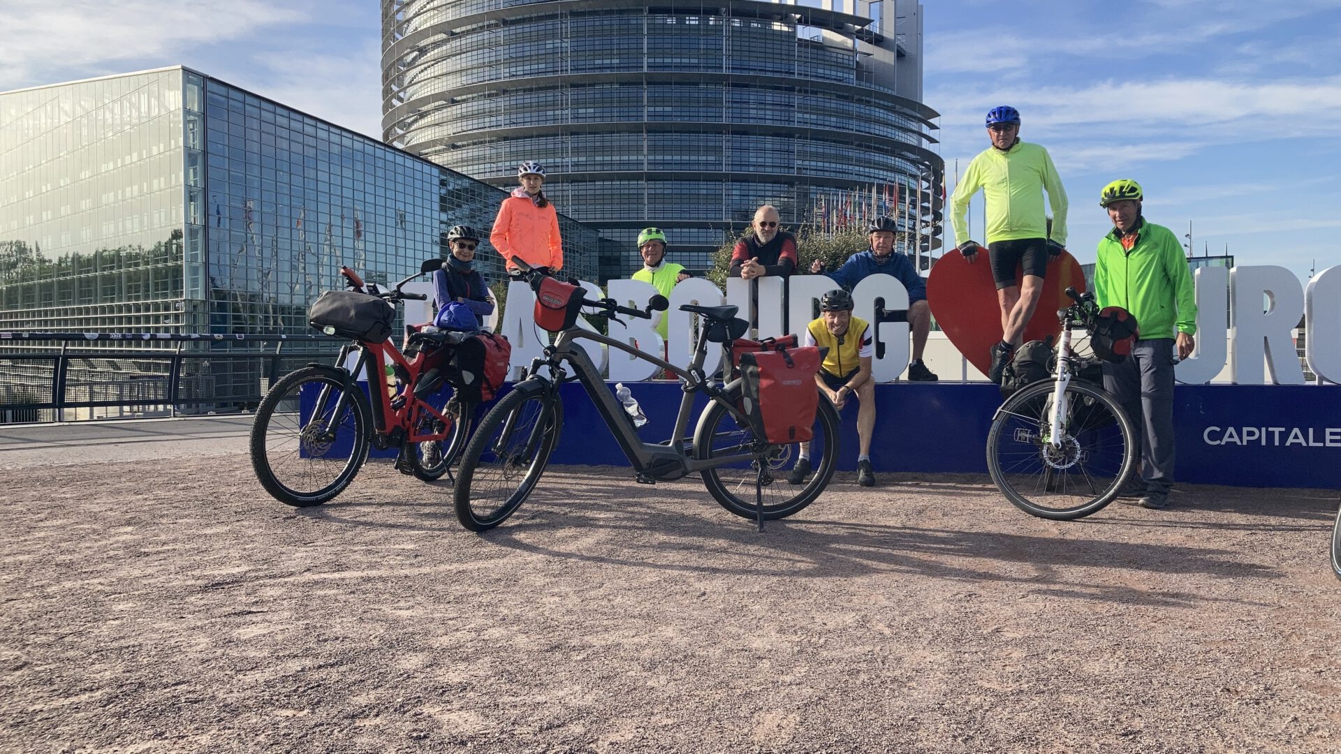 Gruppe vor dem Europaparlament in Strasbourg